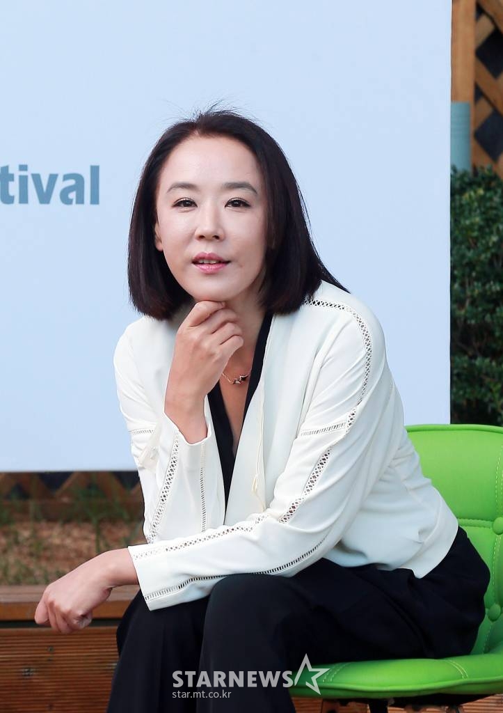 강수연 집행위원장이 7일 오후 제20회 부산국제영화제가 열리고 있는 부산 해운대구 영화의 전당에서 진행된 인터뷰에 앞서 포즈를 취하고 있다.  올해로 20주년을 맞는 부산국제영화제는 월드 프리미어 94편, 인터내셔널 프리미어 27편, 뉴 커런츠 부문 12편의 영화가 선보이며 10월 1일부터 10일까지 부산 영화의 전당을 비롯해 부산 일대 극장에서 열린다. /사진=김창현 기자 chmt@