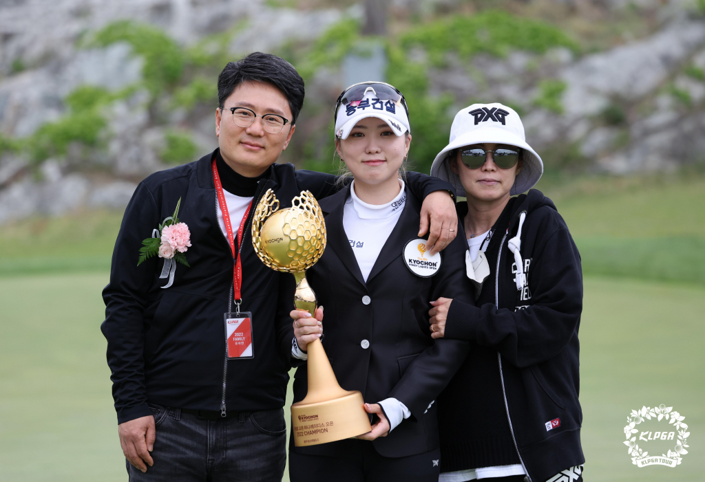 조아연(가운데). /사진=KLPGA 제공