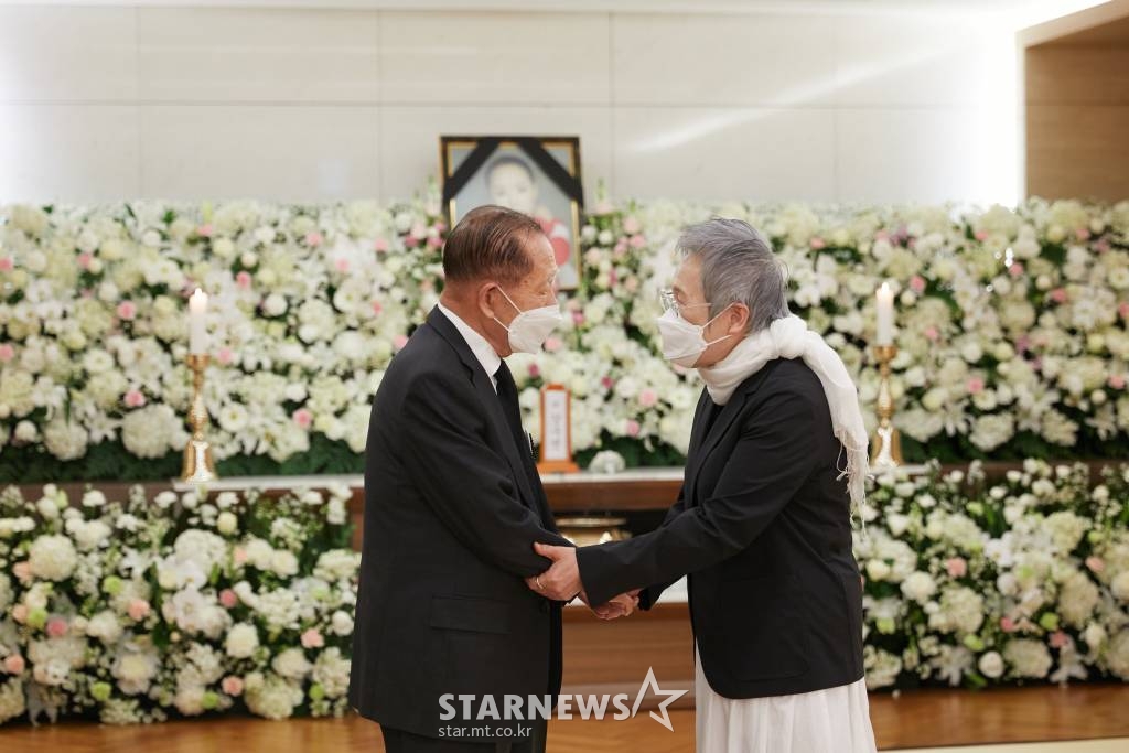 한국 영화의 큰 별 故 강수연의 빈소가 8일 삼성서울병원 장례식장에 차려진 가운데 김동호 장혜위원장이 조문객을 맞이하고 있다. /사진제공=故강수연배우장례위원회 /사진=이동훈 기자 photoguy@