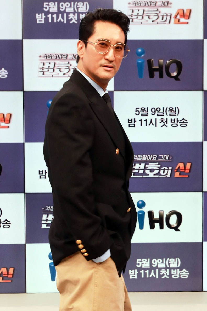 배우 신현준이 9일 오후 온라인으로 진행된 IHQ 새 예능프로그램 '변호의 신' 제작발표회에 참석해 포즈를 취하고 있다. 2022.05.09 /사진=임성균 기자 tjdrbs23@