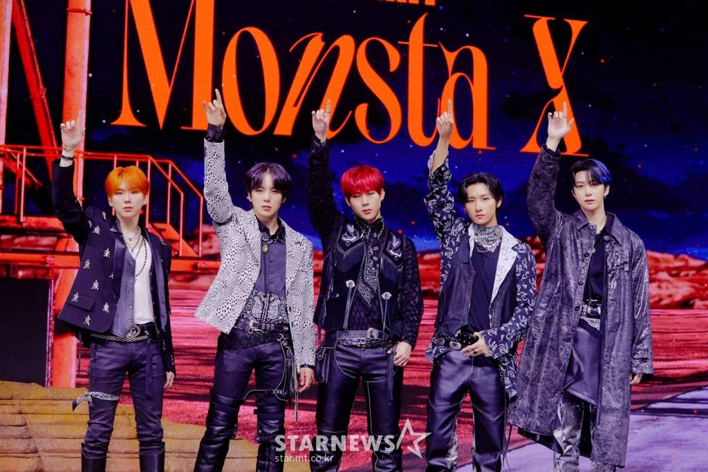 그룹 몬스타엑스가 19일 오전 온라인 생중계로 진행된 미니앨범 'No Limit'(노 리밋) 발매기념 쇼케이스에 앞서 포즈를 취하고 있다. 어떤 상황에도 '한계 없는' 가능성과 함께 무한 경쟁시대에서 더욱 빛나는 몬스타엑스의 정체성을 담은 앨범 'No Limit'은 19일 오후 2시에 공개된다. /사진제공=스타쉽엔터테인먼트 2021.11.19 /사진=이동훈 기자 photoguy@