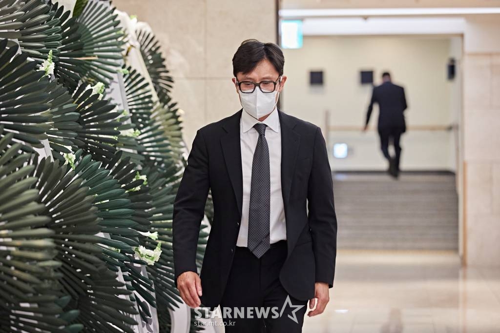 한국 영화의 큰 별 故 강수연의 빈소가 8일 삼성서울병원 장례식장에 차려진 가운데 배우 이병현이 조문을 위해 빈소로 들어서고 있다. /사진제공=故강수연배우장례위원회 /사진=이동훈 기자 photoguy@