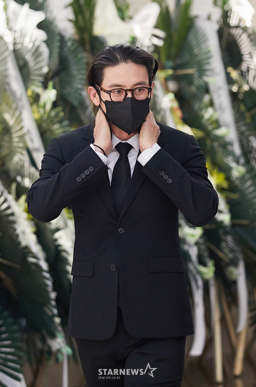 한국 영화의 큰 별 故 강수연의 빈소가 8일 삼성서울병원 장례식장에 차려진 가운데 배우 고수가 조문을 위해 빈소로 들어서고 있다. /사진제공=故강수연배우장례위원회 /사진=이동훈 기자 photoguy@
