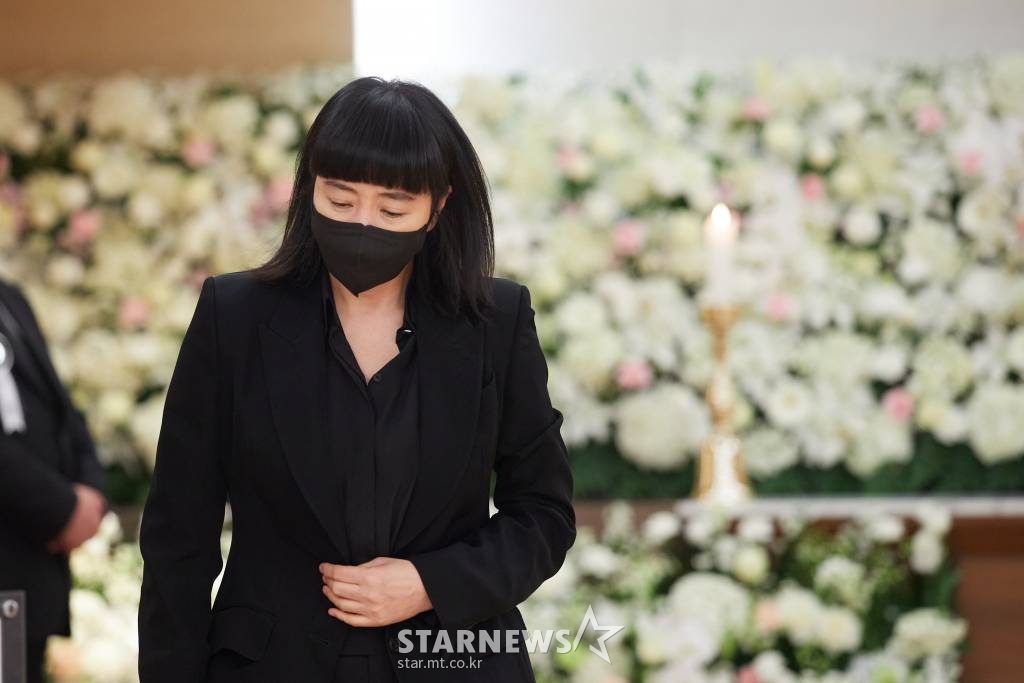 한국 영화의 큰 별 故 강수연의 빈소가 8일 삼성서울병원 장례식장에 차려진 가운데 배우 김혜수가 조문을 마친뒤 발걸음을 돌리고 있다. /사진제공=故강수연배우장례위원회 /사진=이동훈 기자 photoguy@