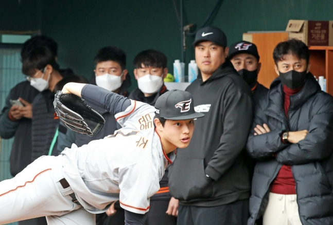 한화 문동주(왼쪽)가 3월 1일 류현진과 한화 관계자들이 보는 앞에서 불펜 피칭을 실시하고 있다. /사진=한화 이글스 제공