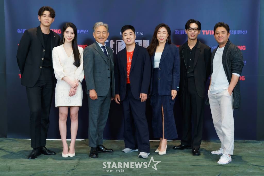 배우 윤균상, 임지연, 손병호, 조달환, 이미도, 김도윤, 창감독 연출이 10일 오후 온라인 생중계로 진행된 티빙 오리지널 '장미맨션' 제작발표회에 앞서 포즈를 취하고 있다. 사라진 언니를 찾기 위해 돌아오고 싶지 않던 집에 온 지나(임지연 분)가 형사 민수(윤균상 분)와 함께 수상한 이웃들을 추적하면서 예상치 못한 진실을 마주하게 되는 미스터리 스릴러 '장미맨션'은 오는 13일 공개된다. /사진제공=티빙 2022.05.10 /사진=이동훈 기자 photoguy@
