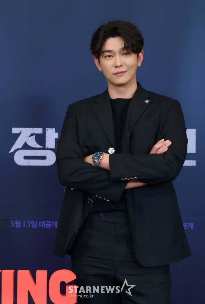 배우 윤균상이 10일 오후 온라인 생중계로 진행된 티빙 오리지널 '장미맨션' 제작발표회에 앞서 포즈를 취하고 있다. 사라진 언니를 찾기 위해 돌아오고 싶지 않던 집에 온 지나(임지연 분)가 형사 민수(윤균상 분)와 함께 수상한 이웃들을 추적하면서 예상치 못한 진실을 마주하게 되는 미스터리 스릴러 '장미맨션'은 오는 13일 공개된다. /사진제공=티빙 2022.05.10 /사진=이동훈 기자 photoguy@