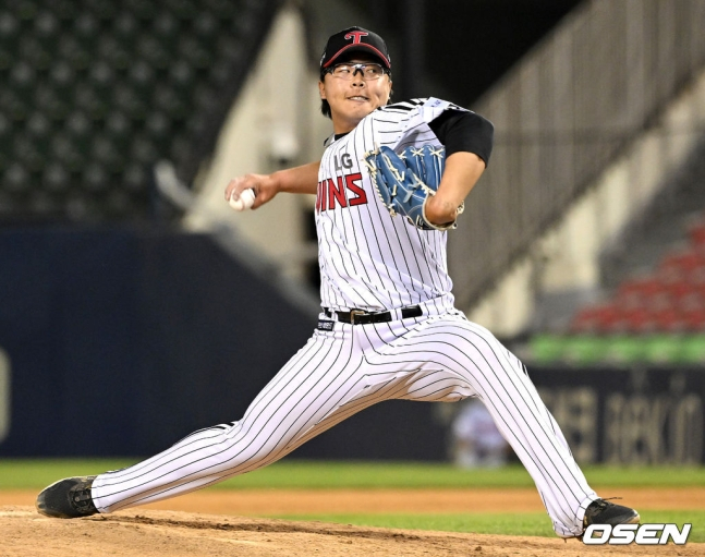 LG 이지강이 10일 잠실 한화전에서 9회 마운드에 올라 힘차게 공을 뿌리고 있다.
