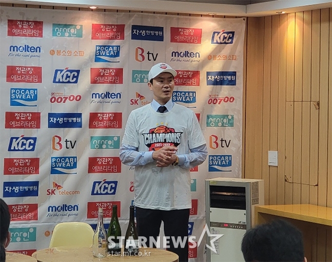 선수들의 샴페인 세리머니에 흠뻑 젖어 결국 서서 인터뷰를 진행하고 있는 전희철 서울 SK 감독. /사진=김명석 기자