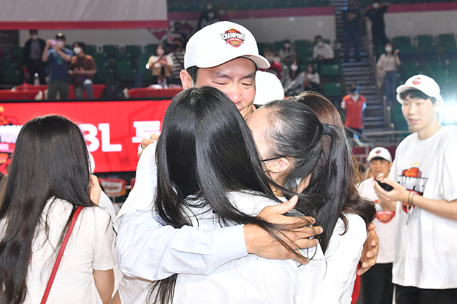 프로농구 서울 SK의 통합 우승을 이끈 전희철 감독이 우승이 확정된 뒤 가족들 앞에서 눈물을 흘리고 있다. /사진=KBL