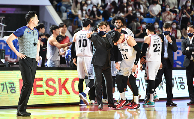 김승기(가운데) 안양 KGC 감독과 선수들. /사진=KBL