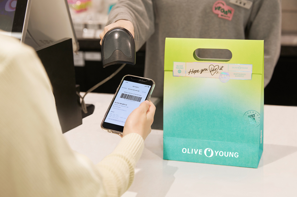 올리브영 매장을 방문한 고객이 모바일 선물 픽업(Pick-up) 서비스를 이용하고 있는 모습 /사진제공=CJ올리브영