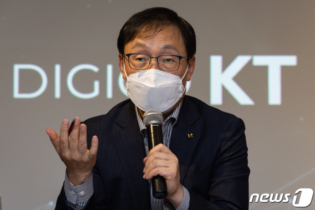 '모바일월드콩그레스(MWC) 2022'에 참석한 구현모 KT 대표가 올해 스페인에서 열린 기자간담회에서 취재진 질문에 답하고 있다./사진제공=뉴스1