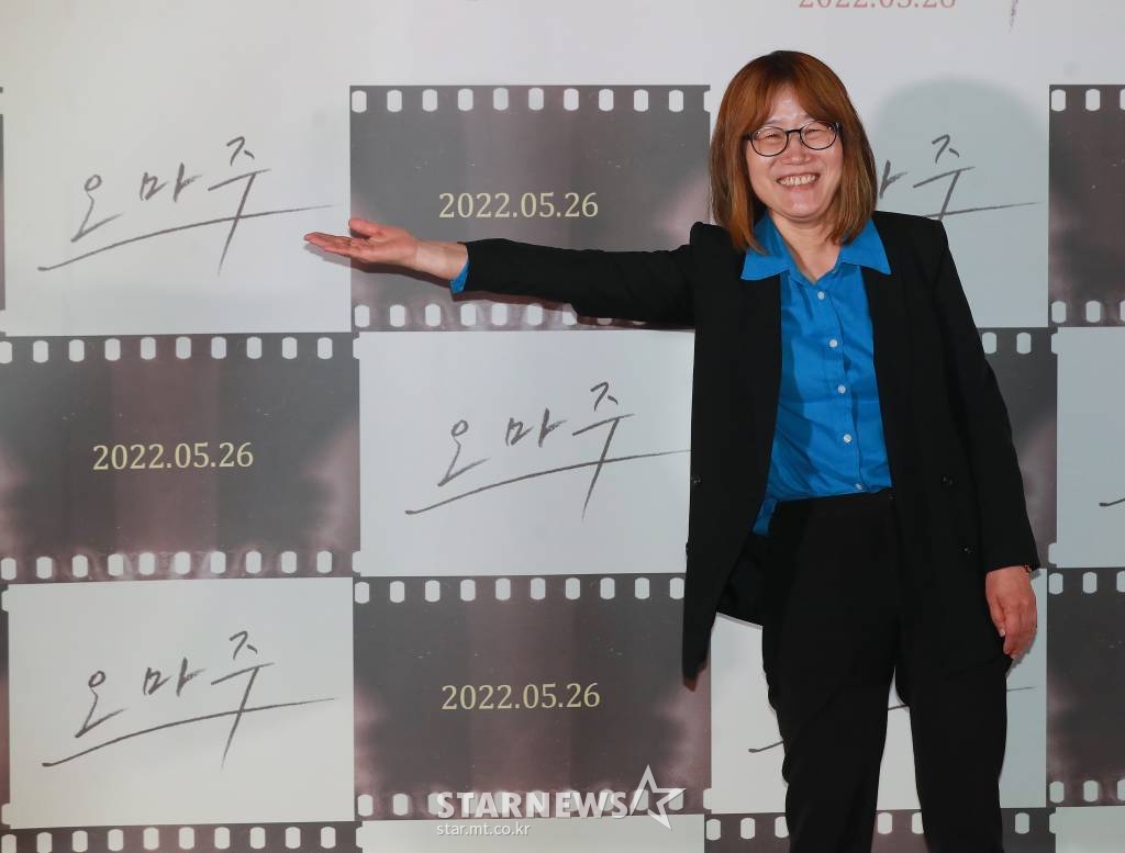 신수원 감독이 12일 오후 서울 용산구 CGV아이파크몰에서 진행된 영화 '오마주'(감독 신수원) 언론시사회에 참석해 포즈를 취하고 있다. 한국 1세대 여성 영화감독의 작품 필름을 복원하게 된 중년 여성 감독의 현재와 과거를 넘나드는 시네마 여행을 그린 영화 '오마주'는 오는 26일 개봉된다. /2022.05.12 /사진=이동훈 기자 photoguy@