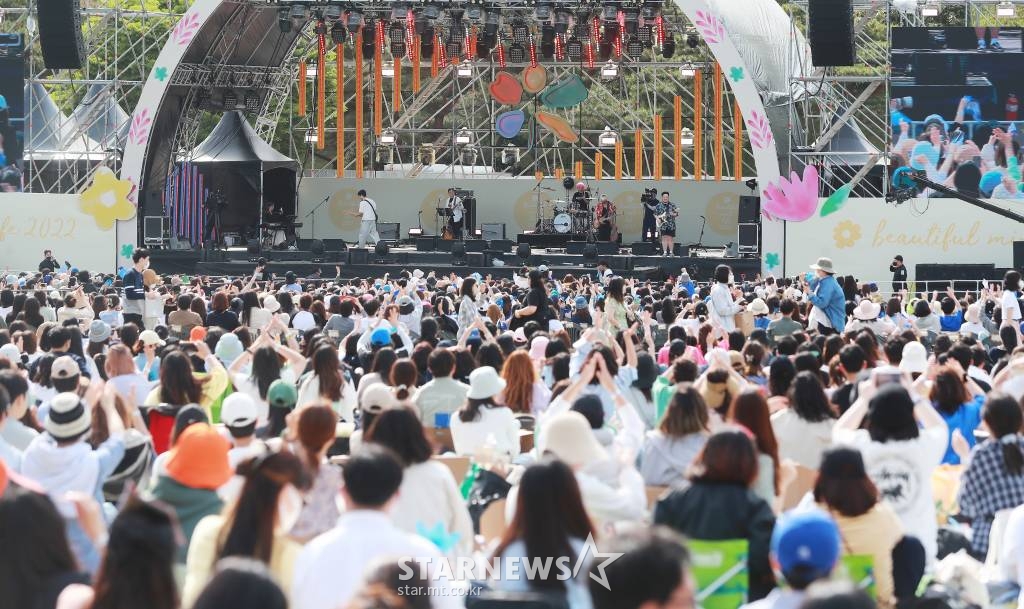 14일 오후 서울 올림픽공원 88잔디마당에서 진행된 2022 뷰티풀 민트 라이프 페스티벌을 찾은 관람객들이 잔디에 앉아 공연을 즐기고 있다. 뷰티풀 민트 라이프는 올해로 13년째 이어지는 봄을 대표하는 음악 페스티벌이다. /2022.05.14 /사진=이동훈 기자 photoguy@