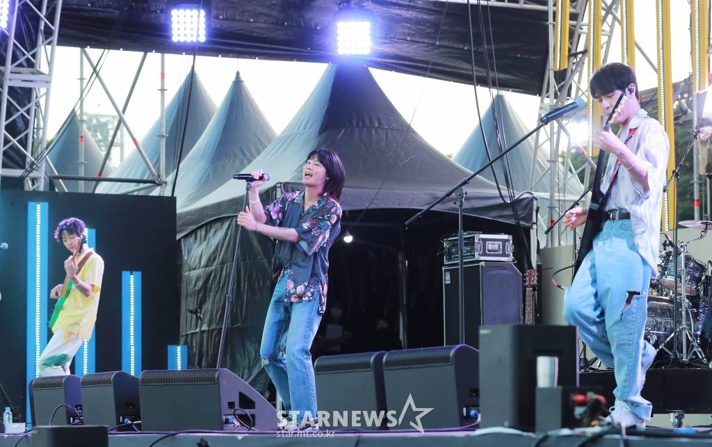 밴드 솔루션스가 13일 오후 서울 올림픽공원 88잔디마당에서 진행된 2022 뷰티풀 민트 라이프 페스티벌에서 공연을 펼치고 있다. 뷰티풀 민트 라이프는 올해로 13년째 이어지는 봄을 대표하는 음악 페스티벌이다. /2022.05.13 /사진=이동훈 기자 photoguy@