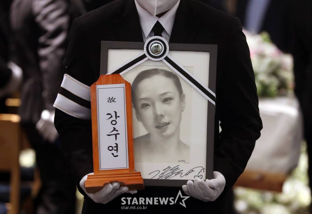 11일 오전 서울 강남구 삼성서울병원 장례식장에서 열린 영화배우 故강수연 영결식에서 유해와 영정사진이 운구되고 있다. /사진공동취재단 2022.05.11 /사진=이동훈 기자 photoguy@