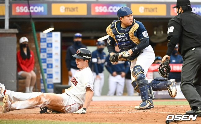 14일 인천SSG랜더스필드에서 ‘2022 신한은행 SOL KBO리그’ SSG 랜더스와 NC 다이노스의 경기가 진행됐다. 6회말 1사 만루 SSG 오태곤의 재역전 1타점 적시타때 NC 양의지(오른쪽)가 2루 주자 최항을 태그아웃시키고 있다. /사진=OSEN