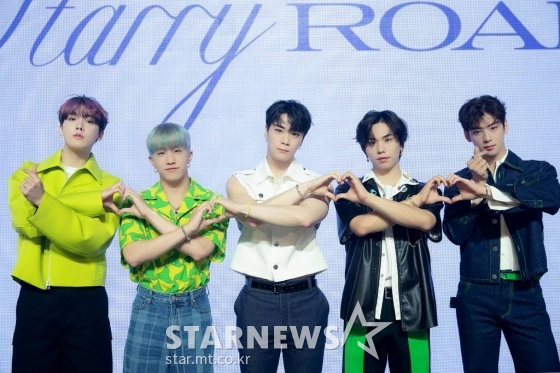 그룹 아스트로(ASTRO) 라키, 문빈, 윤산하, 진진, 차은우가 16일 오후 온라인으로 진행된 3집 앨범 발매 기념 쇼케이스에서 포즈를 취하고 있다. 2022.05.16 <사진=판타지오> /사진=임성균 기자 tjdrbs23@
