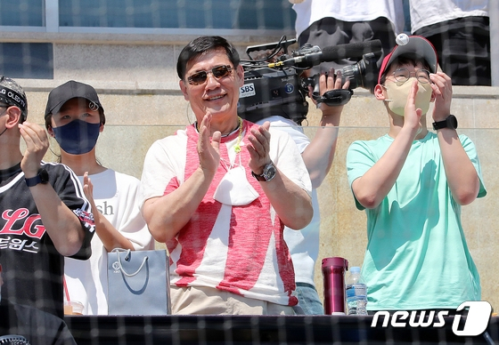 허구연 KBO 총재가 지난 5일 어린이 팬들과 야구장을 찾아 관전하고 있다. /사진=뉴스1