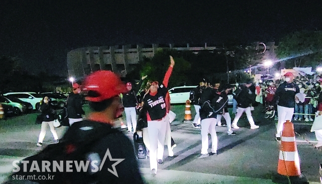 KIA가 지난 13일 잠실 LG전에서 승리한 뒤 서재응(가운데) KIA 코치가 경기장 밖에서 원정 팬들에게 인사하고 있다. /사진=김우종 기자