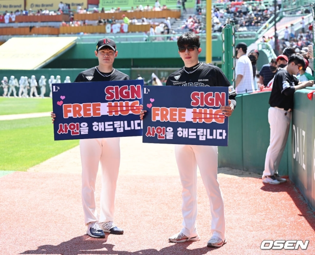 경기 전 '프리 사인' 활동에 나선 SSG 랜더스 장지훈(왼쪽)과 오원석.