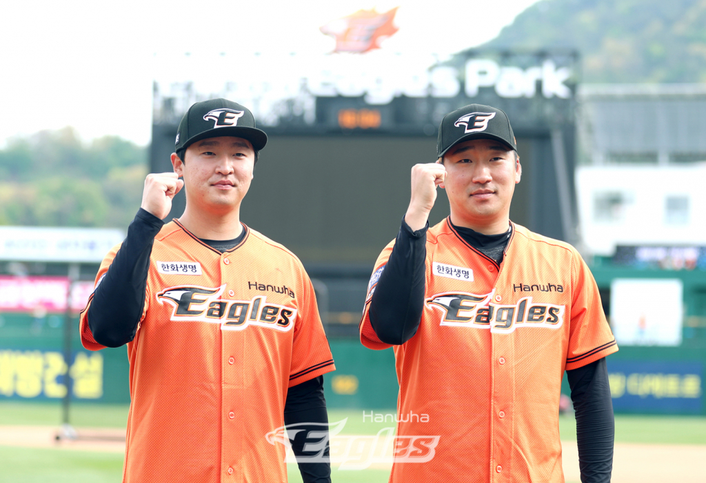 한화 이진영(왼쪽)와 이민우. /사진=한화 이글스 제공