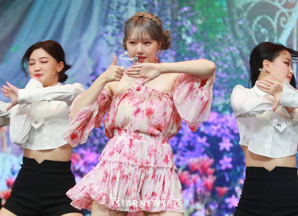 가수 예린(YERIN)이 18일 오후 서울 중구 월드케이팝센터 글래스홀에서 진행된 첫 미니앨범 '아리아'(ARIA) 발매기념 쇼케이스에서 신곡을 선보이고 있다. 이번 앨범에는 타이틀 곡 '아리아'를 비롯해 '인트로 : 블룸'(Intro : Bloom), '빌리버'(Believer), '라라라'(Lalala), '시간'(Time) 등 5곡이 수록됐다. /2022.05.18 /사진=이동훈 기자 photoguy@