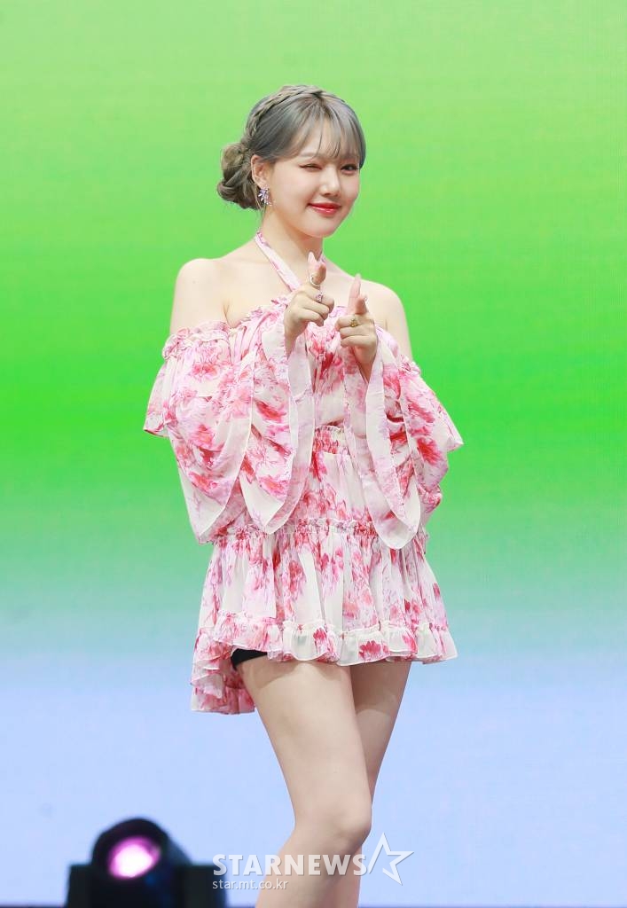 가수 예린(YERIN)이 18일 오후 서울 중구 월드케이팝센터 글래스홀에서 진행된 첫 미니앨범 '아리아'(ARIA) 발매기념 쇼케이스에서 포즈를 취하고 있다. 이번 앨범에는 타이틀 곡 '아리아'를 비롯해 '인트로 : 블룸'(Intro : Bloom), '빌리버'(Believer), '라라라'(Lalala), '시간'(Time) 등 5곡이 수록됐다. /2022.05.18 /사진=이동훈 기자 photoguy@