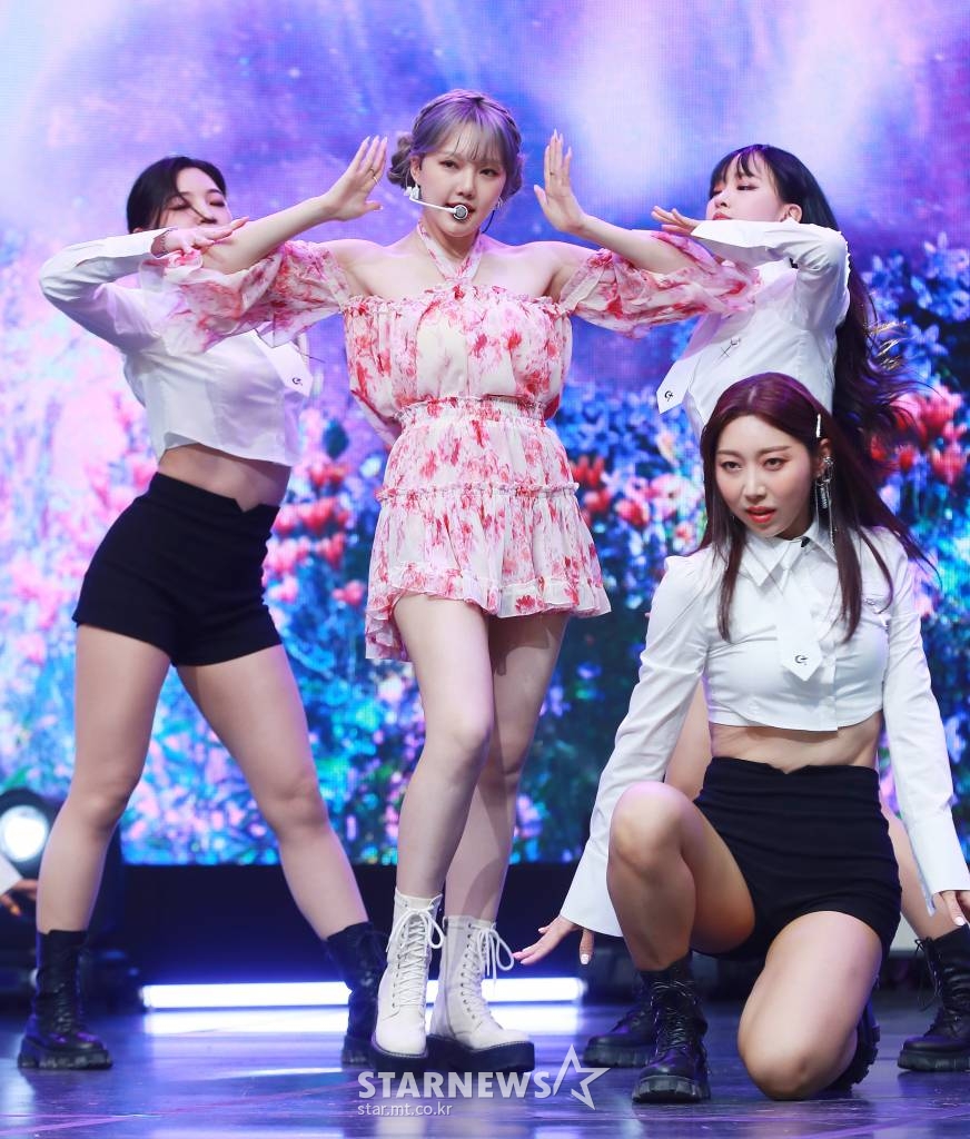 가수 예린(YERIN)이 18일 오후 서울 중구 월드케이팝센터 글래스홀에서 진행된 첫 미니앨범 '아리아'(ARIA) 발매기념 쇼케이스에서 신곡을 선보이고 있다. 이번 앨범에는 타이틀 곡 '아리아'를 비롯해 '인트로 : 블룸'(Intro : Bloom), '빌리버'(Believer), '라라라'(Lalala), '시간'(Time) 등 5곡이 수록됐다. /2022.05.18 /사진=이동훈 기자 photoguy@