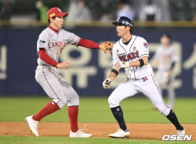 18일 오후 서울 잠실야구장에서 ‘2022 신한은행 SOL KBO 리그’ 두산 베어스와 SSG 랜더스의 경기가 열렸다. 연장 11회말 1사 만루 두산 조수행의 좌익수앞 땅볼 때 두산 2루 주자 정수빈(오른쪽)이 SSG 유격수 박성한에게 태그아웃되고 있다. /사진=OSEN