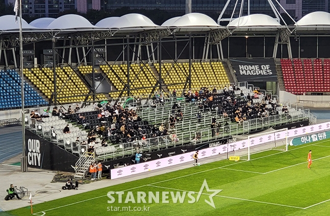 18일 탄천종합운동장에서 열린 수원FC전에서 응원 보이콧을 선언한 성남FC. /사진=김명석 기자