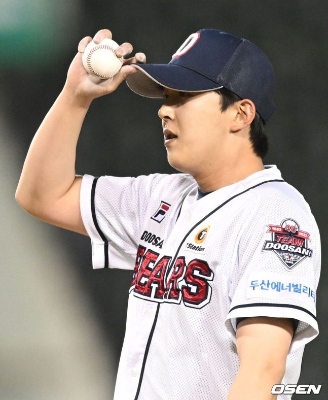 19일 오후 서울 잠실야구장에서 ‘2022 신한은행 SOL KBO 리그’ 두산 베어스와 SSG 랜더스의 경기가 열렸다. 4회초 1사 1, 2루 두산 박정수가 SSG 최정에게 밀어내기 볼넷을 허용, 아쉬워하고 있다. /사진=OSEN