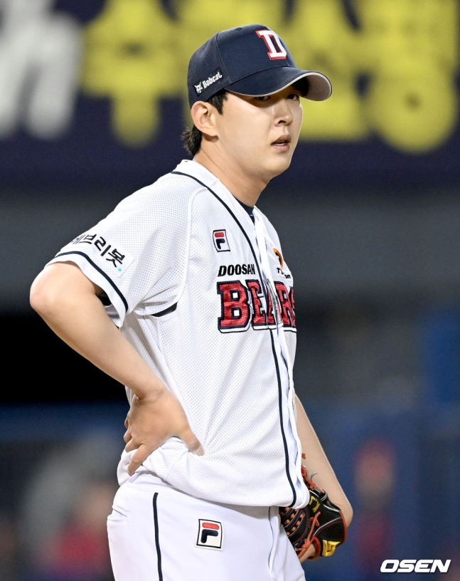 19일 오후 서울 잠실야구장에서 ‘2022 신한은행 SOL KBO 리그’ 두산 베어스와 SSG 랜더스의 경기가 열렸다. 4회초 1사 만루 두산 박정수의 폭투 때 SSG 3루 주자 추신수가 득점을 올렸다. 폭투를 던진 두산 박정수가 아쉬워하고 있다. /사진=OSEN