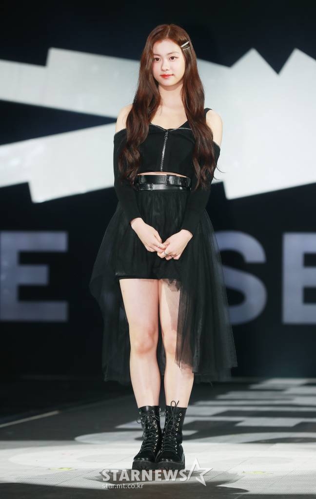 걸그룹 르세라핌(LE SSERAFIM) 김가람이 2일 오후 서울 장충체육관에서 진행된 첫 번째 미니앨범 'FEARLESS' 발매기념 쇼케이스에서 포즈를 취하고 있다. 이번 앨범에는 타이틀 곡 'FEARLESS'를 비롯해 'The World Is My Oyster', 'Blue Flame', 'The Great Mermaid', 'Sour Grapes' 등 5곡이 수록됐다. /2022.05.02 /사진=이동훈 기자 photoguy@