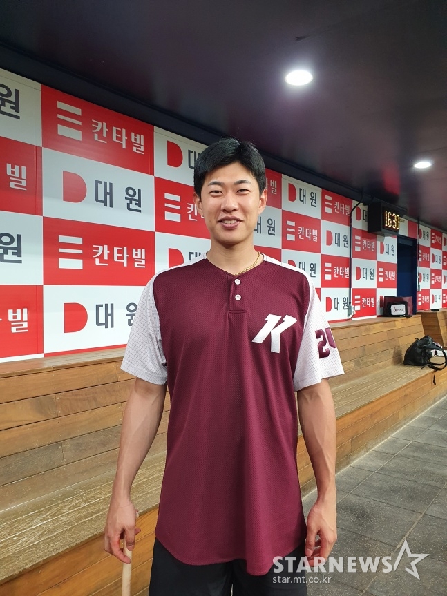 키움 송성문이 20일 서울 고척스카이돔에서 열린 한화와 2022 KBO리그 정규시즌 경기를 앞두고 포즈를 취하고 있다./사진=김동윤 기자
