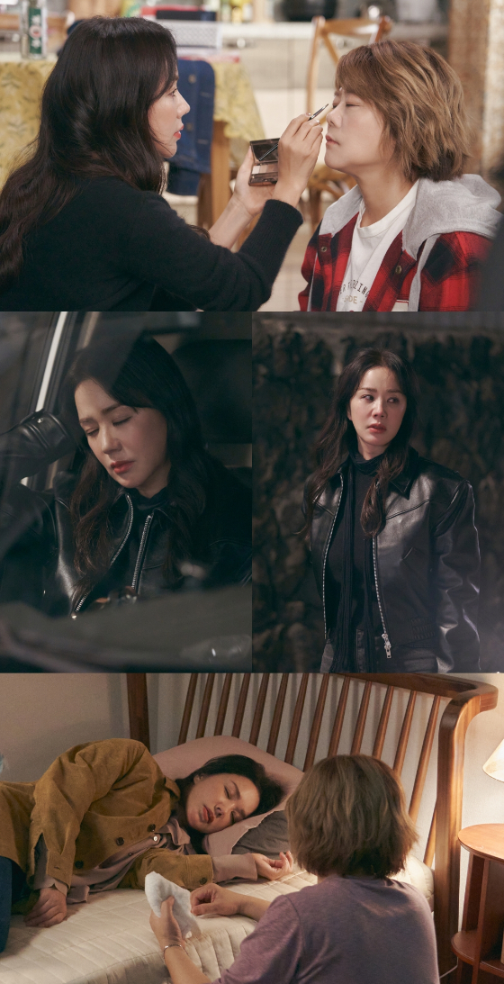 tvN 토일드라마 '우리들의 블루스'의 엄정화, 이정은/사진=tvN '우리들의 블루스'