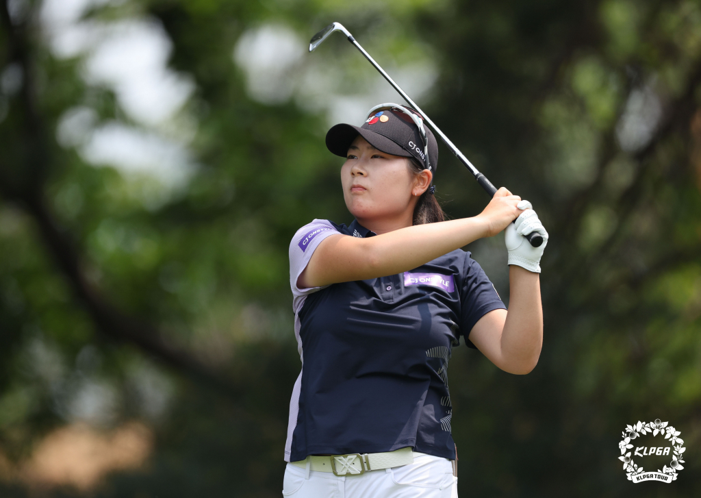 홍정민이 2022 두산매치플레이 챔피언십 결승전 3번홀에서 티샷을 하고 있다./사진=KLPGA