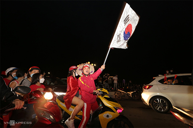 베트남 U-23 대표팀의 동남아시안(SEA) 게임 금메달 직후 태극기를 들고 거리에서 기뻐하고 있는 베트남 축구팬. /사진=VN익스프레스 캡처