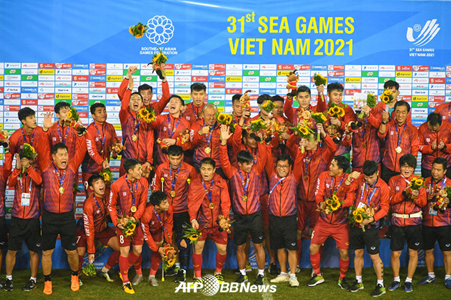 2회 연속 SEA 게임 남자축구 금메달을 차지한 뒤 우승 세리머니를 하고 있는 박항서 감독 등 베트남 선수단. /AFPBBNews=뉴스1