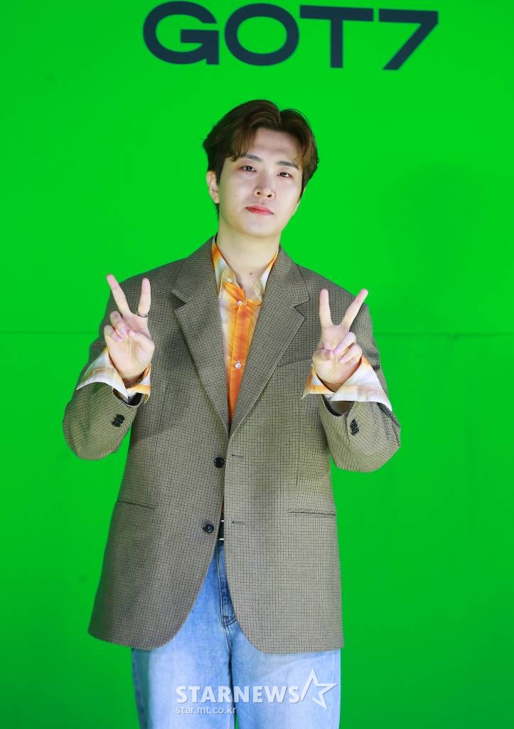 그룹 갓세븐(GOT7) 영재가 23일 오후 서울 강남구 한 호텔에서 진행된 새 미니앨범 'GOT7' 발매기념 기자간담회에 참석해 포즈를 취하고 있다. 이번 앨범에는 타이틀 곡 'NANANA'를 비롯해, 'TRUTH', 'Drive Me To The Moon', 'TWO', 'Don't Care About Me', 'Don't Leave Me Alone' 등 6곡이 수록됐다. /2022.05.23 /사진=이동훈 기자 photoguy@