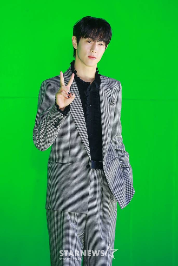 그룹 갓세븐(GOT7) 마크가 23일 오후 서울 강남구 한 호텔에서 진행된 새 미니앨범 'GOT7' 발매기념 기자간담회에 참석해 포즈를 취하고 있다. 이번 앨범에는 타이틀 곡 'NANANA'를 비롯해, 'TRUTH', 'Drive Me To The Moon', 'TWO', 'Don't Care About Me', 'Don't Leave Me Alone' 등 6곡이 수록됐다. /2022.05.23 /사진=이동훈 기자 photoguy@