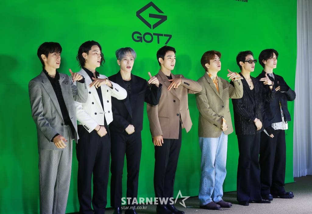 그룹 갓세븐(GOT7)이 23일 오후 서울 강남구 한 호텔에서 진행된 새 미니앨범 'GOT7' 발매기념 기자간담회에 참석해 인사를 하고 있다. 이번 앨범에는 타이틀 곡 'NANANA'를 비롯해, 'TRUTH', 'Drive Me To The Moon', 'TWO', 'Don't Care About Me', 'Don't Leave Me Alone' 등 6곡이 수록됐다. /2022.05.23 /사진=이동훈 기자 photoguy@