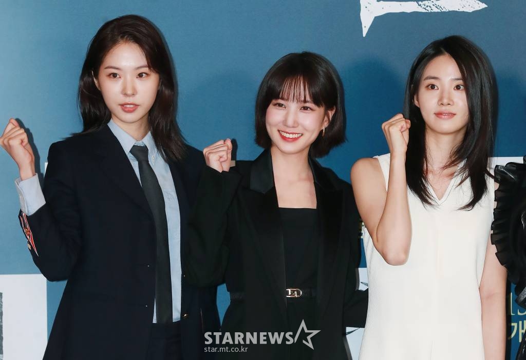 배우 서은수, 박은빈, 신시아가 24일 오전 서울 JW 메리어트 동대문 스퀘어 그랜드 볼룸에서 진행된 영화 '마녀2'(감독 박훈정) 제작발표회에 참석해 포즈를 취하고 있다. 초토화된 비밀연구소에서 홀로 살아남아 세상 밖으로 나오게 된 소녀 앞에 각기 다른 목적으로 그를 쫓는 세력들이 모여들면서 벌어지는 일을 그린 액션 영화 '마녀 2'는 6월 15일 개봉한다. /2022.05.24 /사진=이동훈 기자 photoguy@