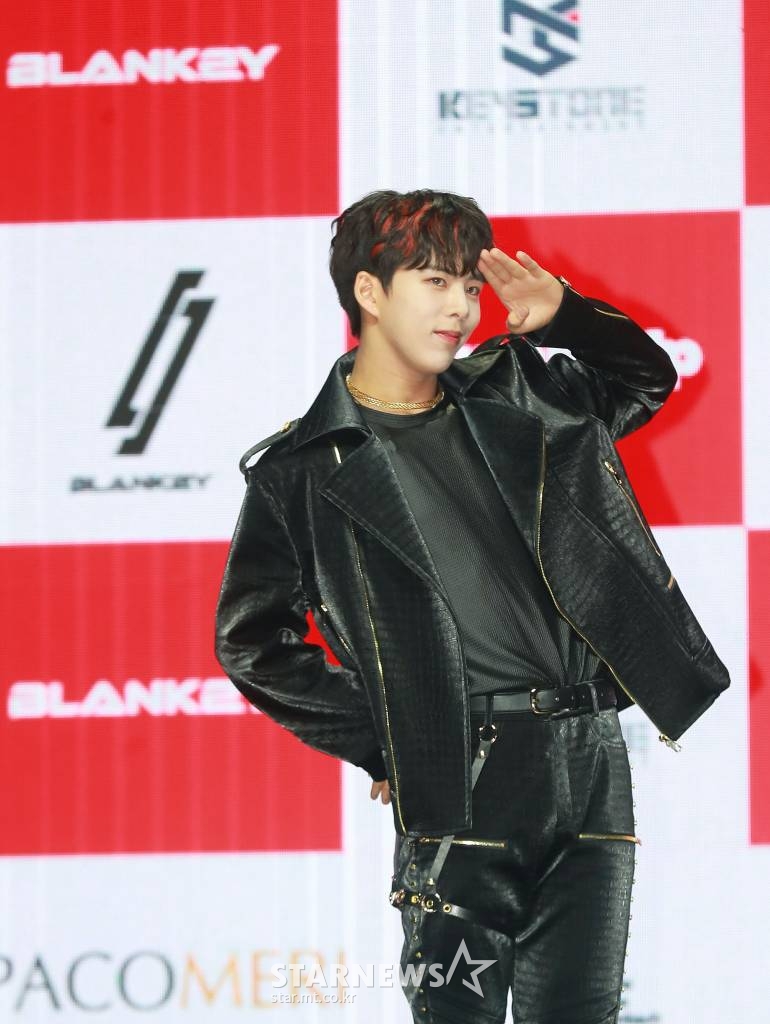 그룹 블랭키(BLANK2Y) 마이키가 24일 오후 서울 광장동 예스24라이브홀에서 진행된 첫 번째 미니앨범 'K2Y I : CONFIDENCE Thumbs Up'(키원 컨피던스 떰즈업) 발매기념 쇼케이스에서 포즈를 취하고 있다.  K2Y 3부작의 첫 번째 시리즈인 이번 앨범은 장기간 이어진 팬데믹으로 몸과 마음이 지친 전 세계인들에게 자신감을 심어주겠다는 블랭키의 음악적 포부를 담고 있다. /2022.05.24 /사진=이동훈 기자 photoguy@