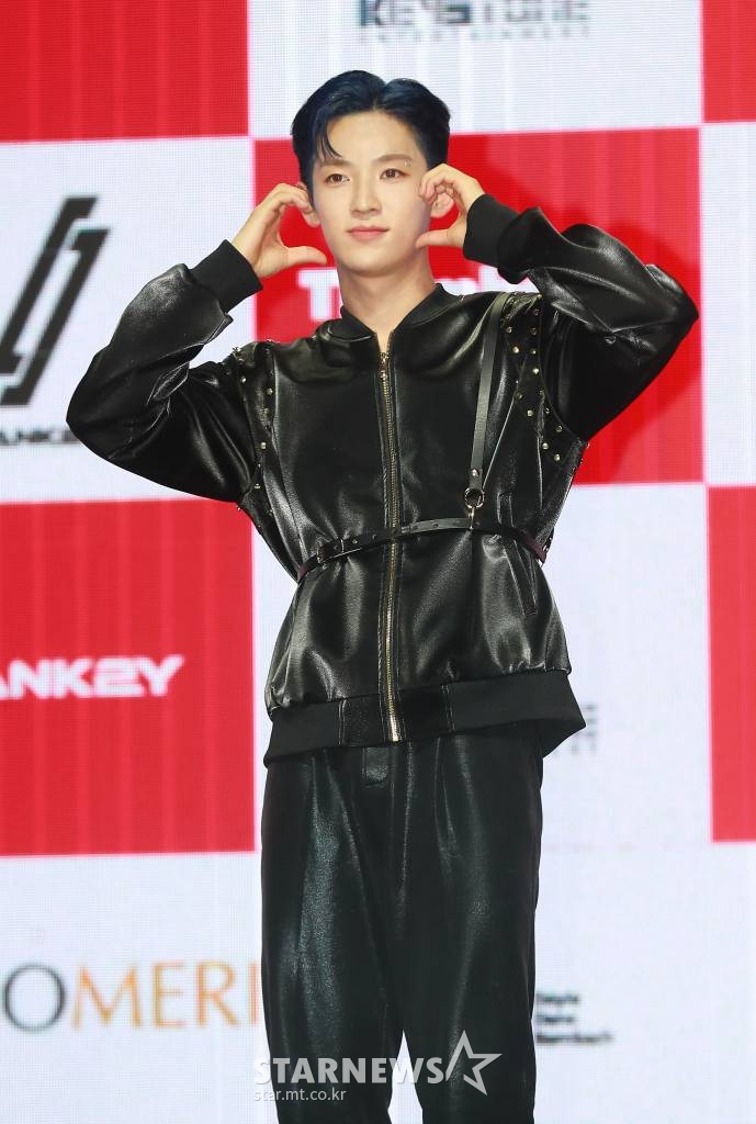 그룹 블랭키(BLANK2Y) 시우가 24일 오후 서울 광장동 예스24라이브홀에서 진행된 첫 번째 미니앨범 'K2Y I : CONFIDENCE Thumbs Up'(키원 컨피던스 떰즈업) 발매기념 쇼케이스에서 포즈를 취하고 있다.  K2Y 3부작의 첫 번째 시리즈인 이번 앨범은 장기간 이어진 팬데믹으로 몸과 마음이 지친 전 세계인들에게 자신감을 심어주겠다는 블랭키의 음악적 포부를 담고 있다. /2022.05.24 /사진=이동훈 기자 photoguy@