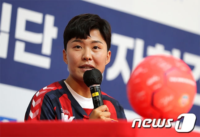 '여자축구 간판' 지소연이 26일 오후 경기 수원시청에서 열린 수원FC위민스 입단 기자회견에서 소감을 밝히고 있다. /사진=뉴스1
