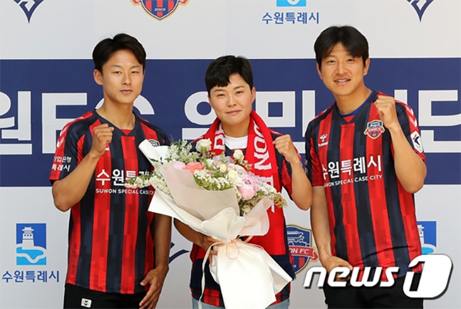 26일 지소연(가운데) 수원FC 위민 입단 기자회견에 참석해 축하해 준 이승우(왼쪽)와 박주호. /사진=뉴스1