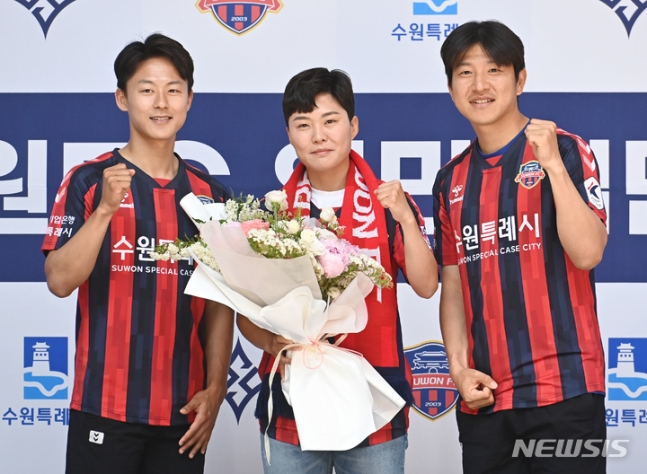지소연(가운데)이 26일 수원시청에서 열린 수원 FC 위민 입단 기자회견에서 이승우(왼쪽),박주호와 함께 기념촬영을 하고 있다. /사진=뉴시스