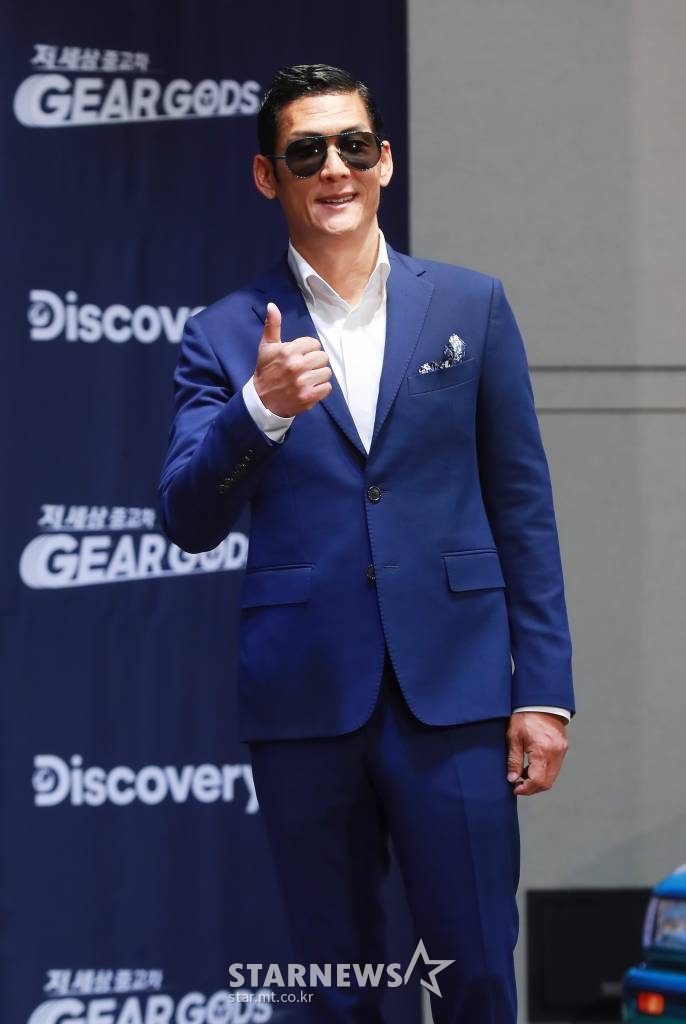 가수 박준형이 27일 오후 서울 중구 앰배서더 서울 풀만 호텔에서 진행된 디스커버리 새 예능 저 세상 중고차 - 기어갓(GEAR GODS) 제작발표회에 참석해 포즈를 취하고 있다.  셀럽 자동차 딜러로 변신한 4MC가 두 팀으로 나뉘어 오래된 중고차를 저렴하게 구입해 복원, 수리 후 최고가에 재판매하는 신개념 중고차 복원 대결 버라이어티 프로그램 저 세상 중고차 - 기어갓은 오는 31일 첫 방송된다. /2022.05.27 /사진=이동훈 기자 photoguy@